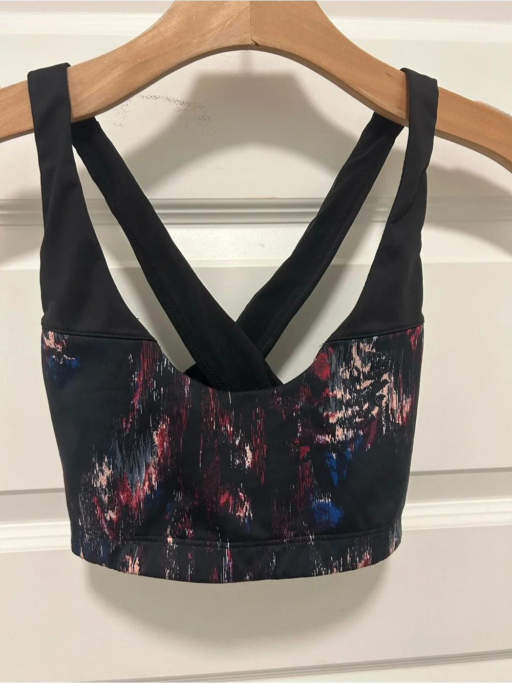 Victoria Sport Cross-Back Black Abstract-Print Sports Bra